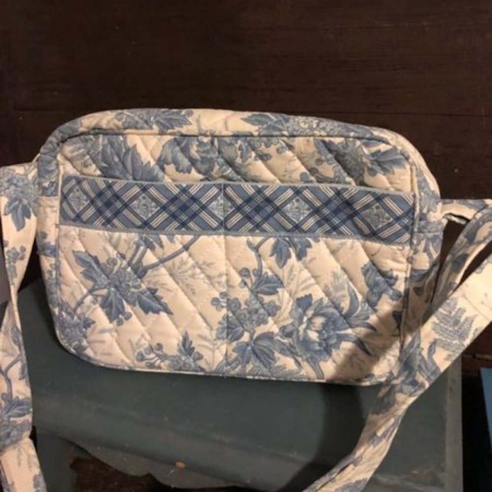 VERA BRADLEY SHOULDER BAG W/MAKEUP BAG - BLUE TOILE